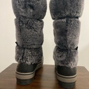 UGG Lilyan Women’s Black Stout Furry Sheepskin Winter Boots Size 7